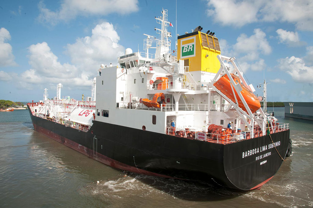 Navio atracado em operação portuária, peças técnicas Aqua Supply