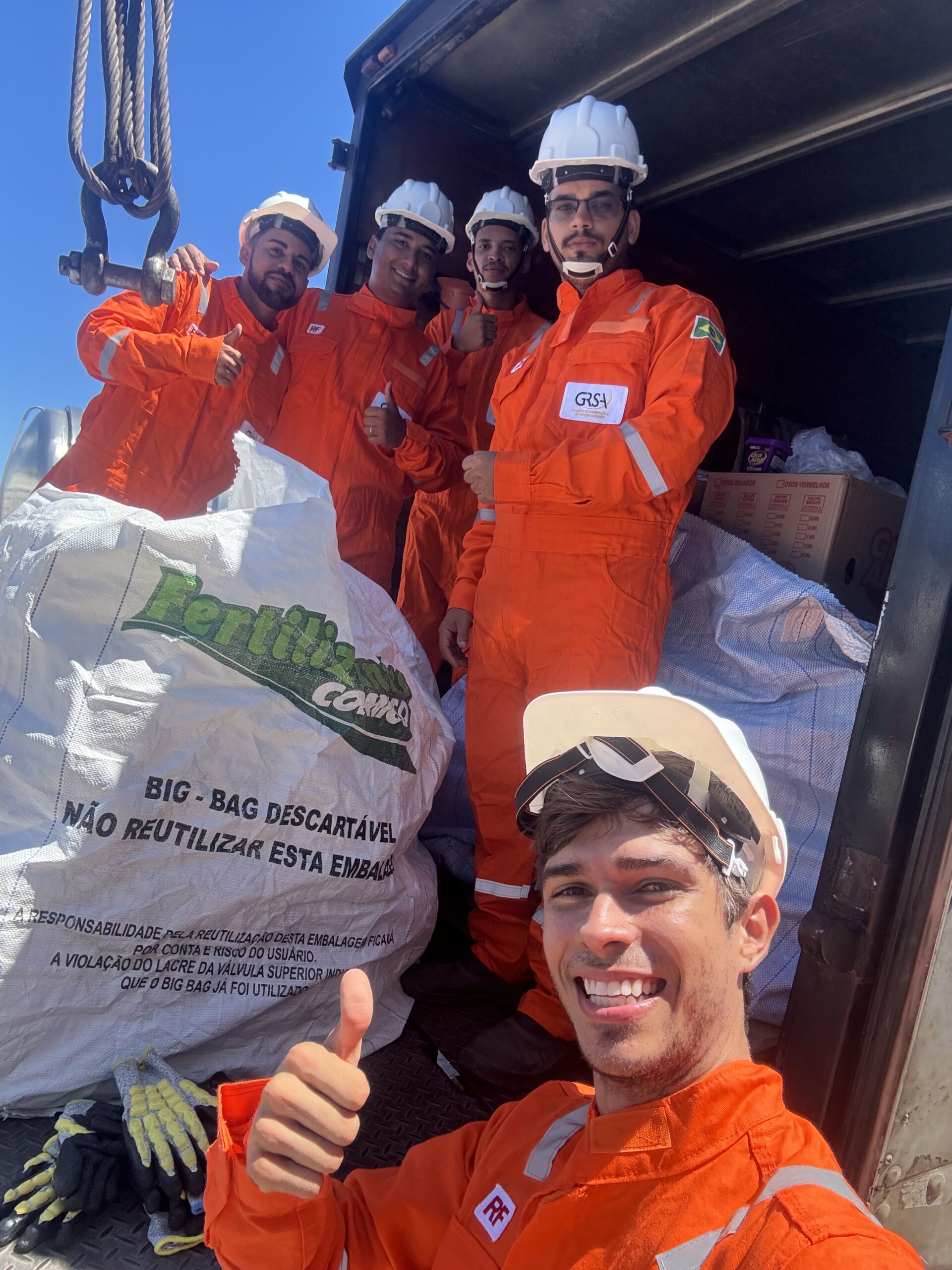 Equipe da Aqua Supply realizando entrega de suprimentos a uma embarcação