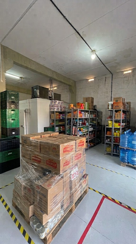 Armazém da Aqua Supply com carga separada para abastecimento de embarcações